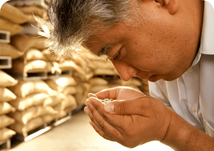 プロが語る、深煎りの技と一杯に込める情熱。